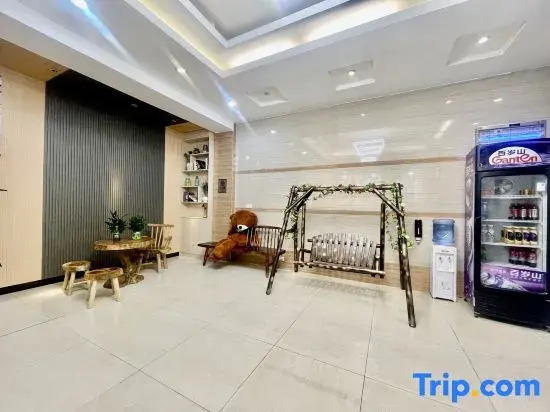 Yuelai Hotel (Nanning Shi Dashatian Subway Station Jinxiangdadao Subway Station)