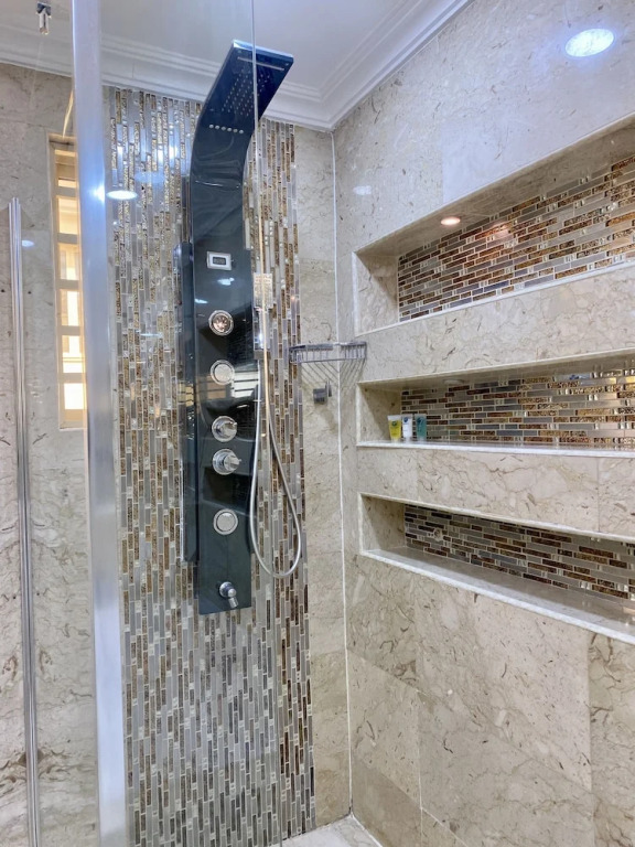 Glovis Suites