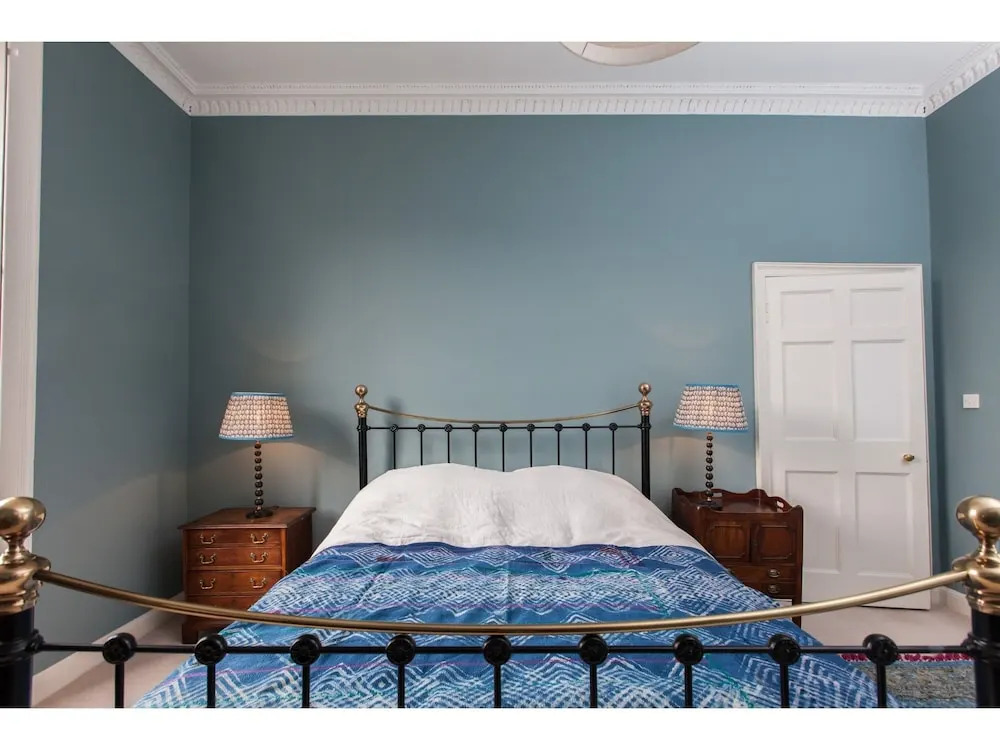 Central, Spacious 3BR Edinburgh Flat For 6