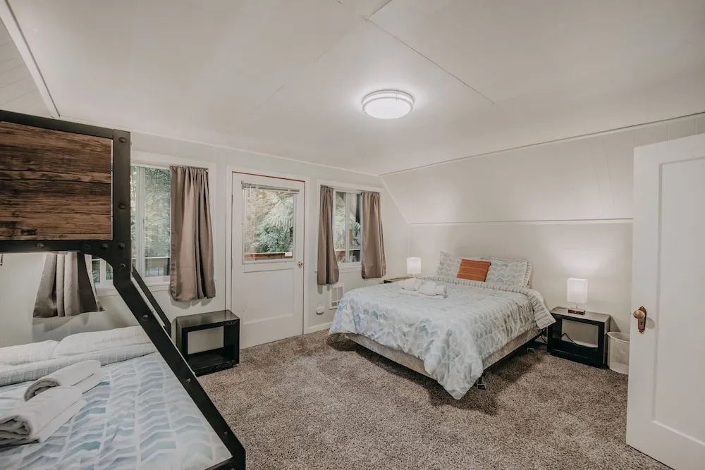 49sl - Hot Tub - Wifi - Fireplace - Sleeps 10 3 Bedroom Home by Redawning