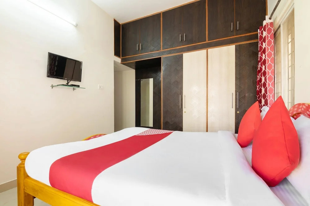 Oyo 22900 Sri Sai Suites