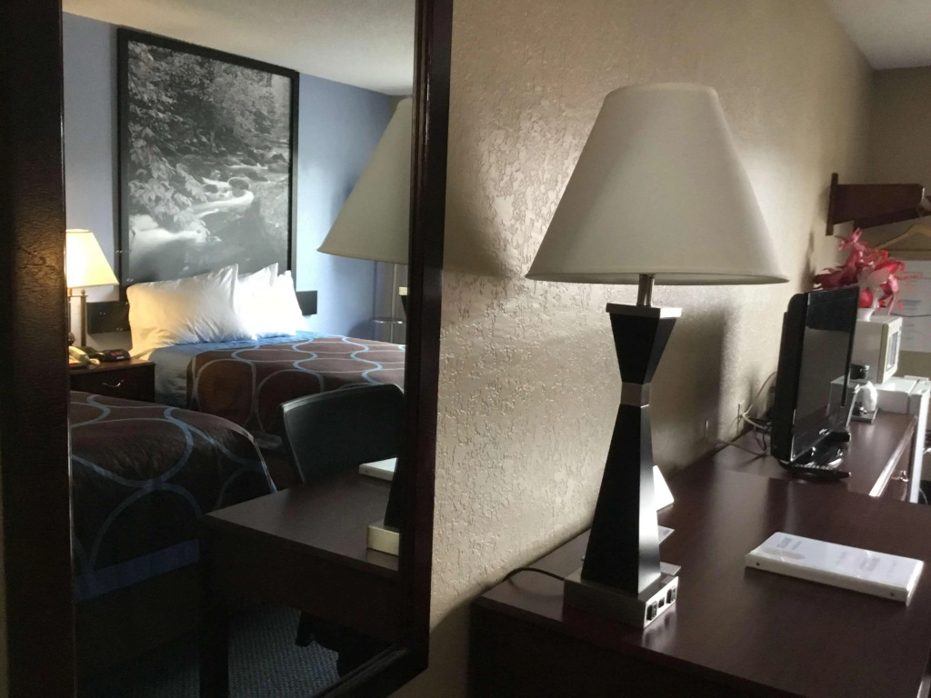 Super 8 By Wyndham Gardner