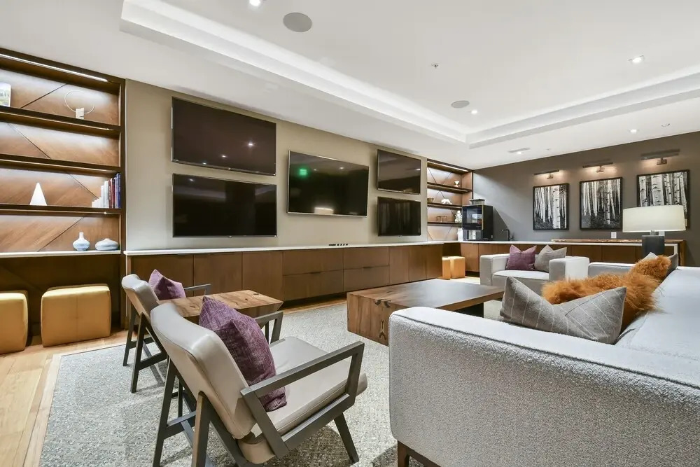 2 Bedroom Lift - Modern & Ski-in, Ski-out Condo by Redawning
