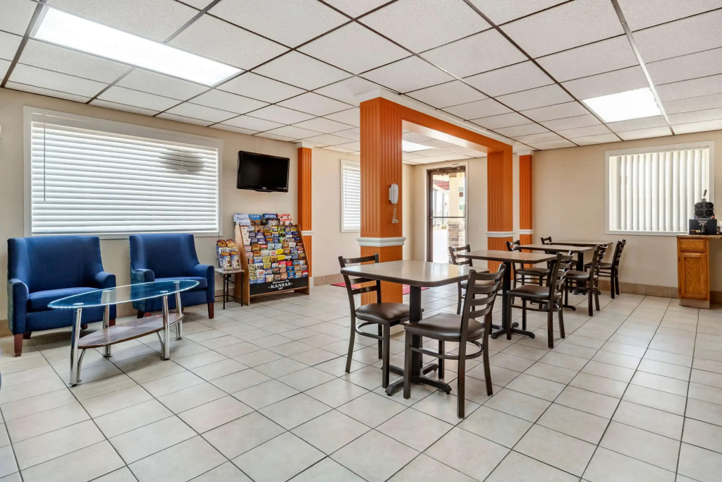Econo Lodge Hays I-70