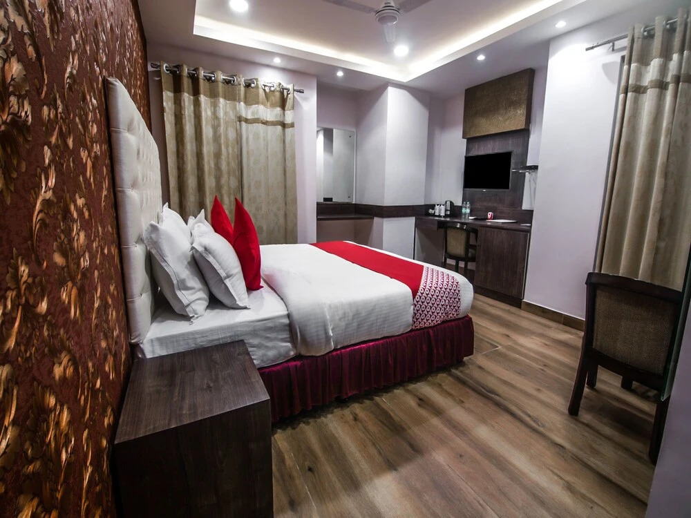 OYO 15582 Hotel Vrinda Regency