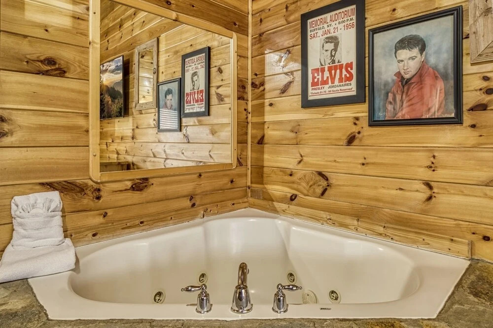 ERN854 - Wagon Wheel Lodge - Great Location! Close To All The Action! cabin