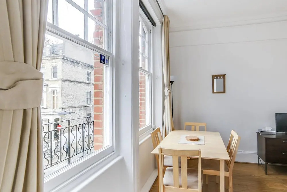 Bright 2 Bed in West Kensington W/balcony