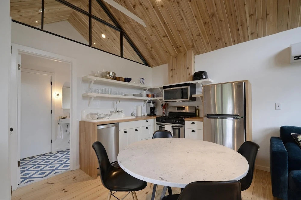 1BR SoCo Treehouse Studio by RedAwning