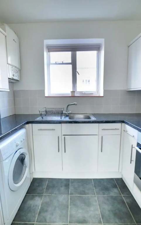 Newly Renovated 1 Bedroom Flat - Sleeps 4