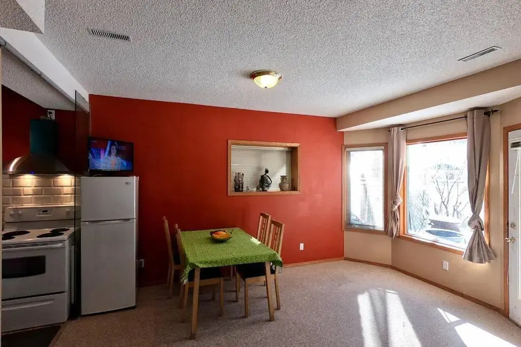 Sunny & Cozy Suite with Pool & Ping Pong table