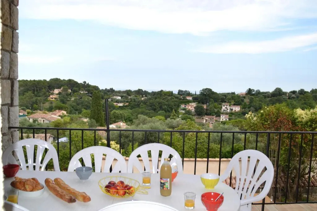 Large friendly and bright villa with pool