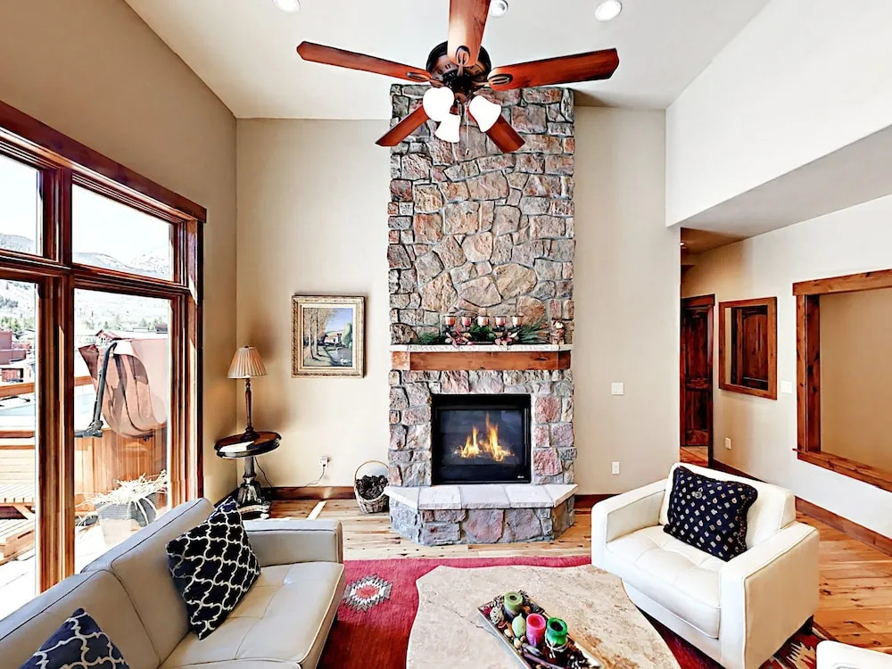 Sleek 3br, 3ba W/hot Tub, 3 Patios, Mountain Views 3 Bedroom Condo