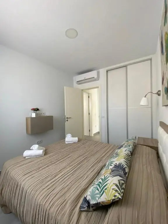 Billys Marina 360 with pool access