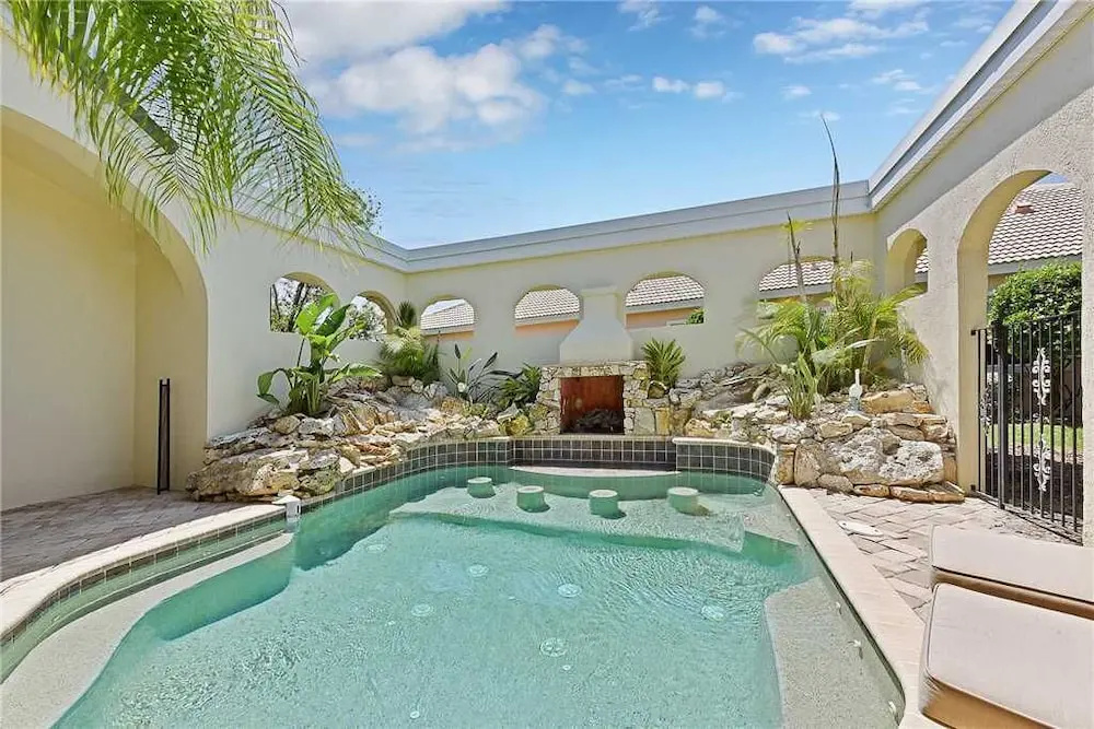 Royal Swan - Three Bedroom Home