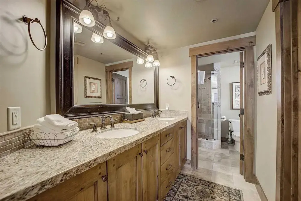 7 Condos, Ski-in/ski-out + Hot Tubs Sleeps 30 Mont Cervin by Avantstay