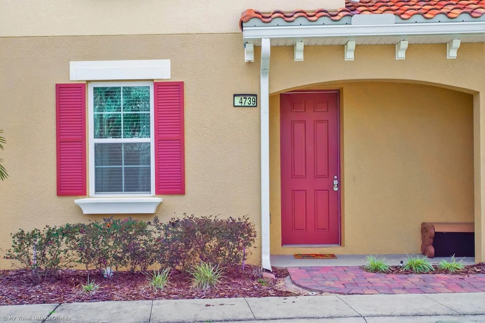 Enjoy the Private View! Roomy Town Home With Pool, 20 Mins From Disney #5st739