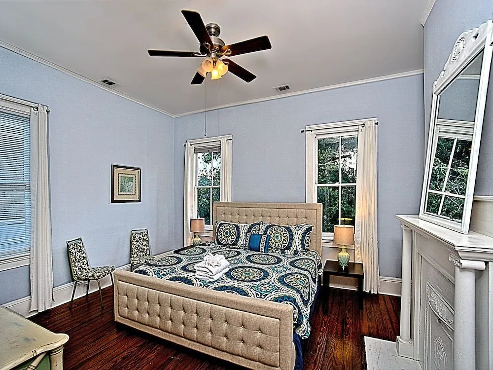 Downtown Savannah Oasis 4 BR 3 BA