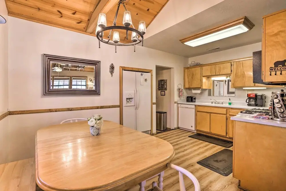 Hot Tub & Deck: Big Bear Gem Near Resorts!