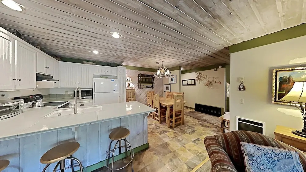 Beautiful One Bedroom Condo! Just Steps to Mammoth Mountain with Fully Equipped Kitchen! by RedAwning