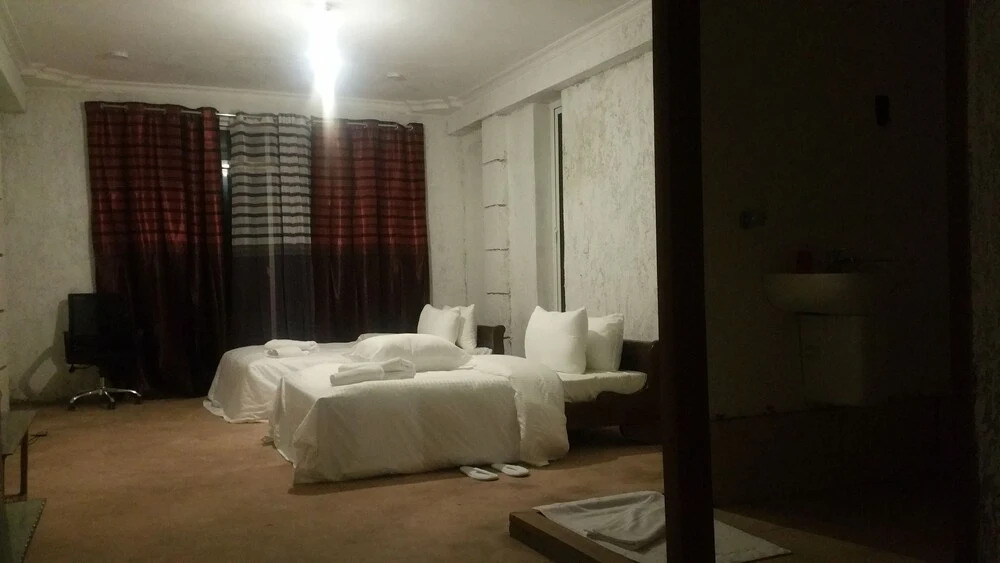 Engowood Hills Palace