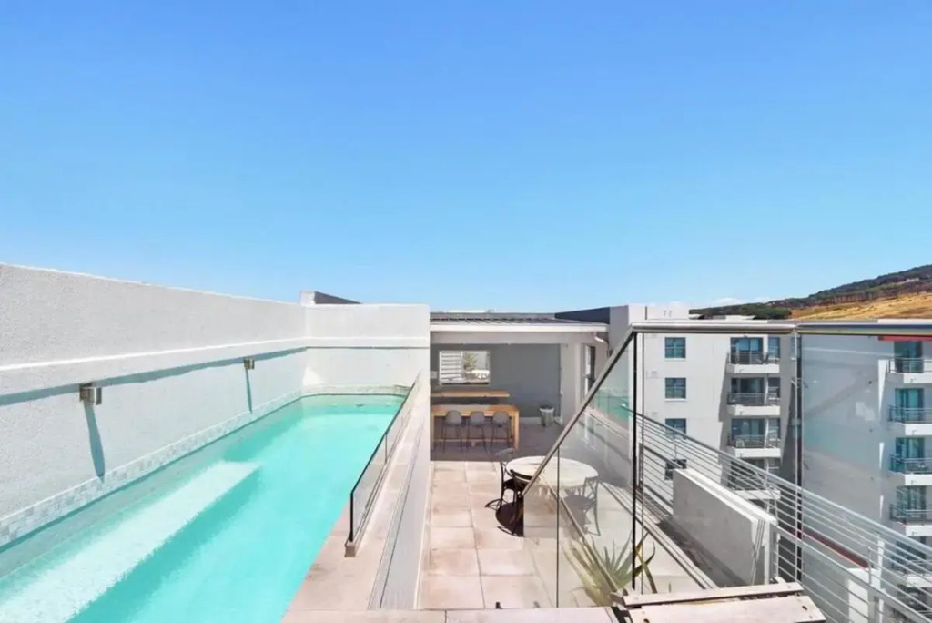 The Paragon LUXE with Rooftop Pool and Gym