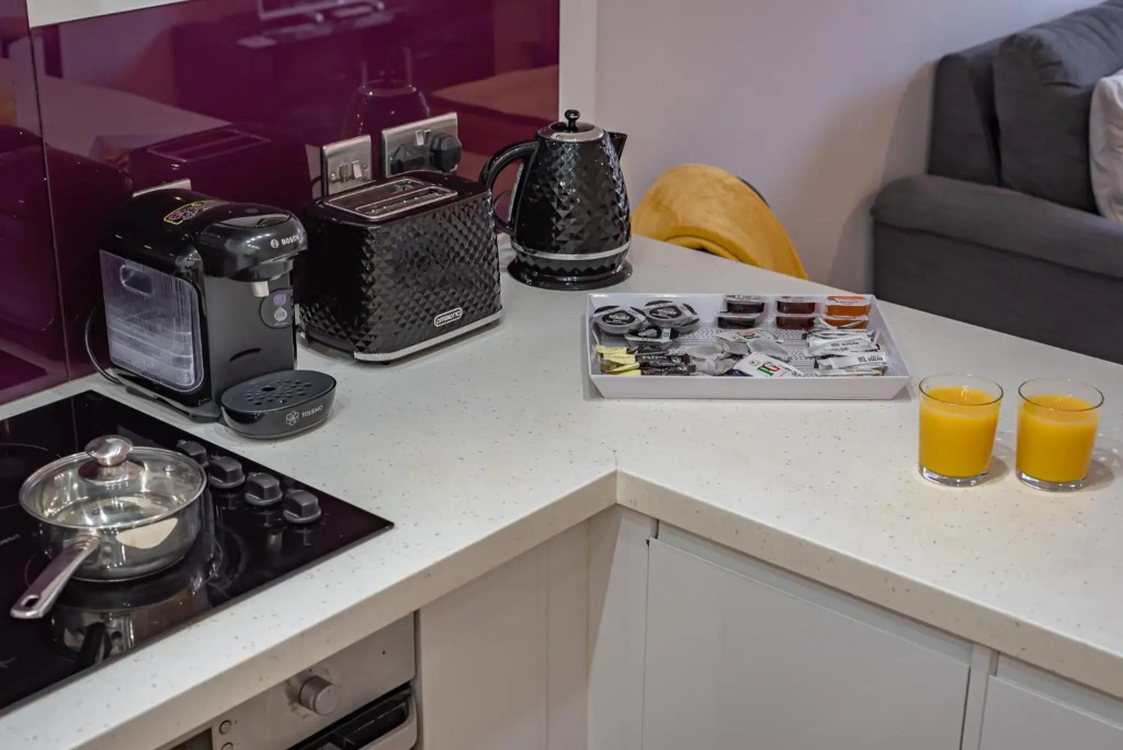 Sleeps 7 - Spacious Modern Apartment in Newbury Town Centre by JDF Property