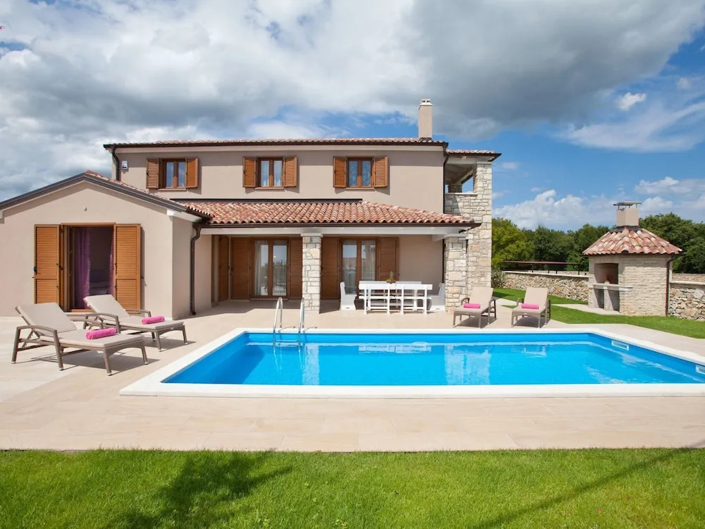 Charming Villa in Sveti Lovrec With Swimming Pool