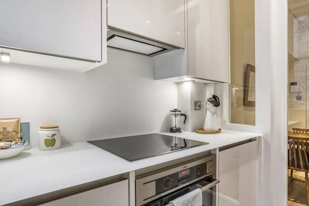 Spacious 2bed/2bath Apt, 5mins to Victoria St