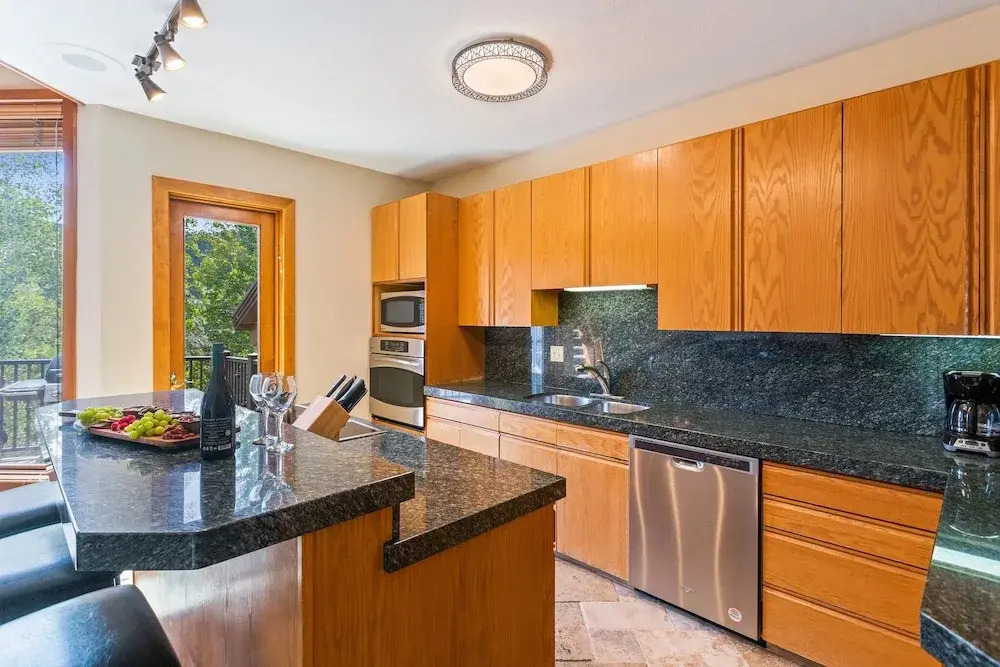 Pinnacle at Deer Valley Resort - Four Bedroom Condo with Hot Tub #1470 4 Condo