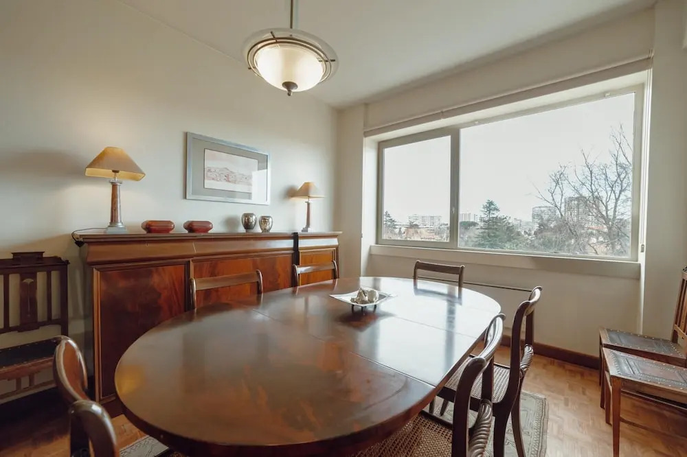 Grand Botanic Garden Apartment by Vacationy