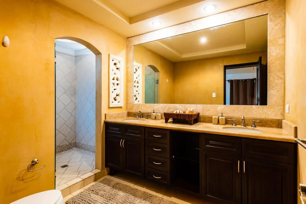 LUXURY 3BR appt, CENTER, 2 min to BEACH, hi-speed wifi