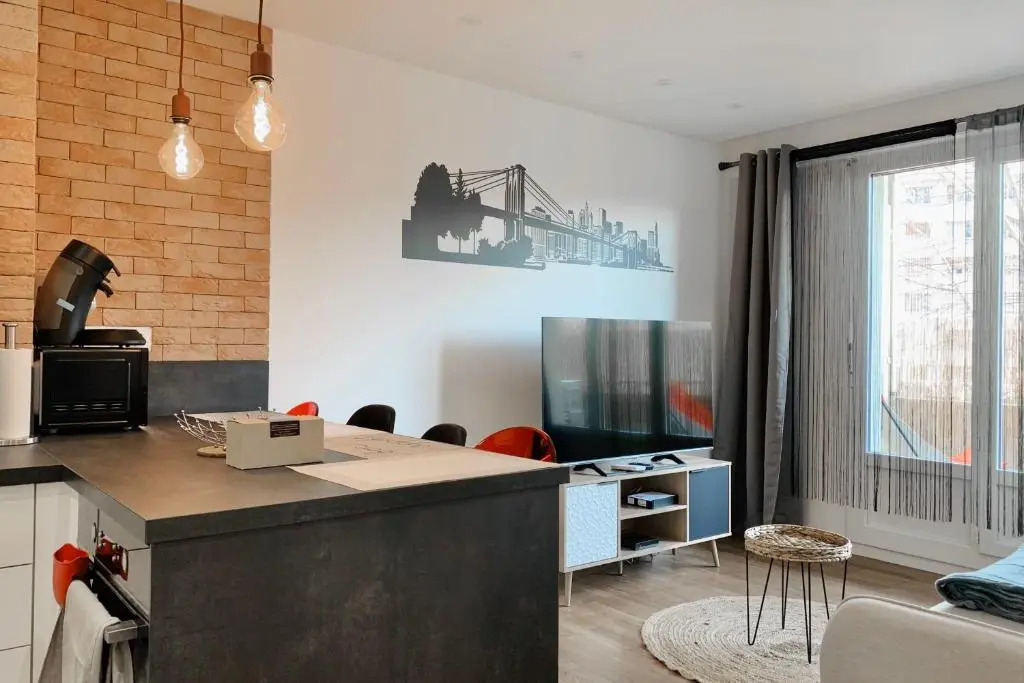 An air-conditioned "haven of peace" in the city center #CV