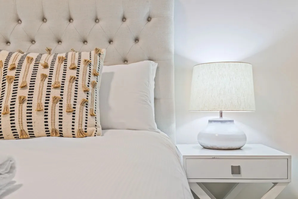 HomeHotel-Stylish Apt next to Train & Westfield