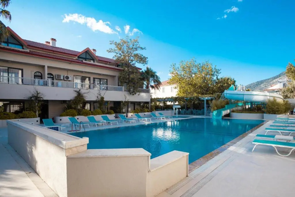1 Room, Luxury shared pool apartment
