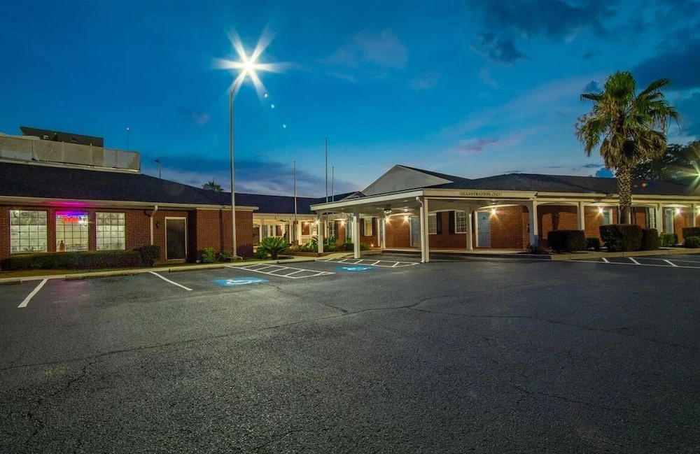 Winton Inn & Suites