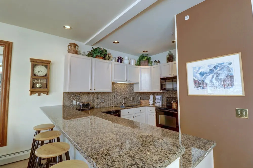 Spacious Slope-side Ski-In Ski-Out Town Home, Private Garage - ER12 by Redawning
