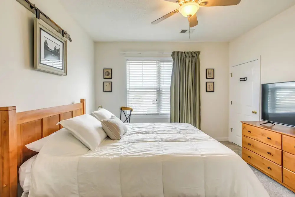 7 Mi to Myrtle Beach Boardwalk: Condo w/ Balcony!