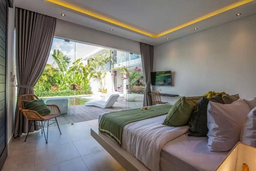Villa Elisa - Spacious 4BR Luxury Villa, Walking Distance to Berawa Beach