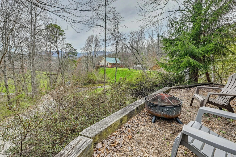 Mtn-view Bryson City Cabin: 1 Mi to Deep Creek