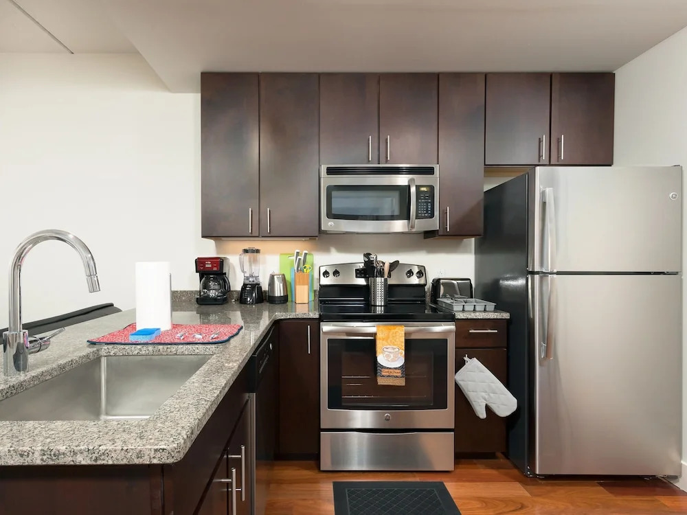 2 Bedroom Furnished Apartment Near Rittenhouse Apts by RedAwning