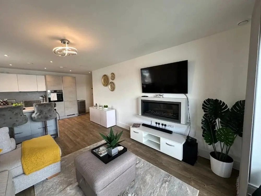 2 bed 2 Bath Waterfront Luxury Apartment