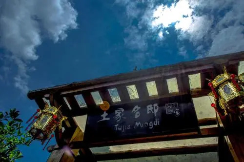 Fenghuang Tujia Ethnic Minority River View Hotel