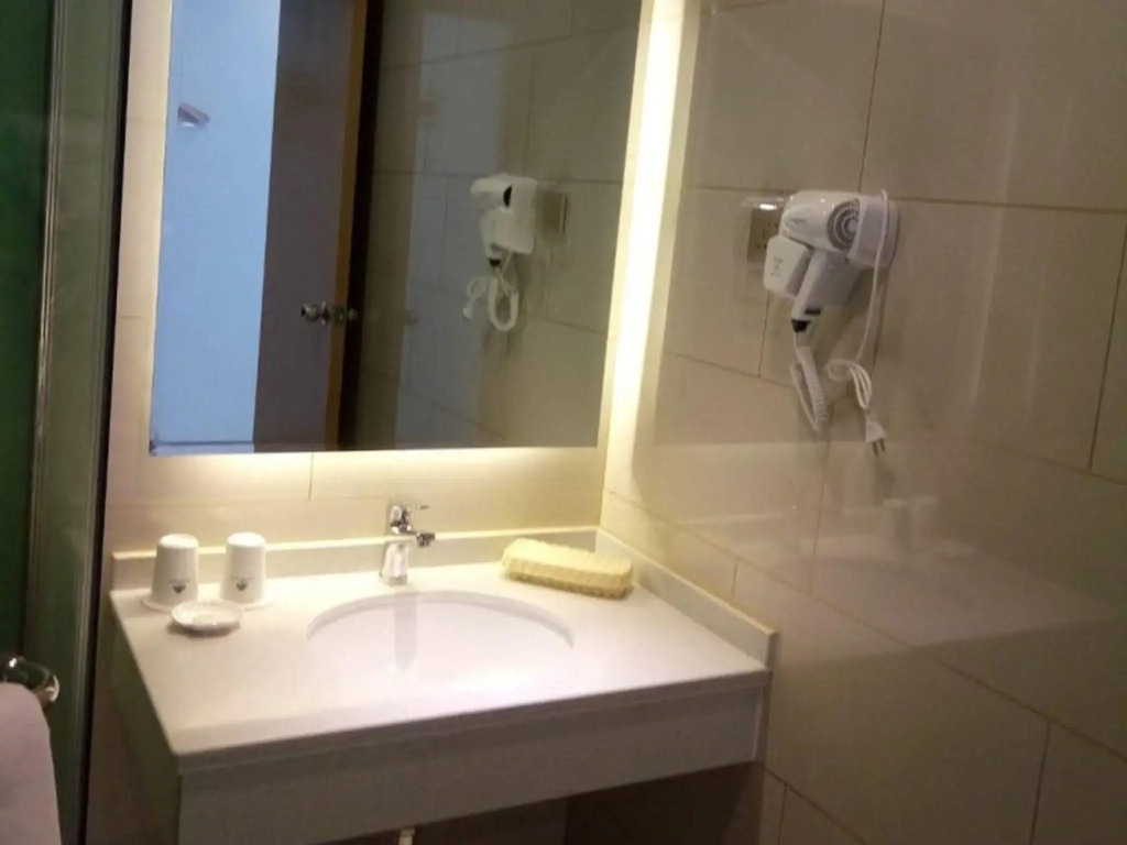 GreenTree Inn Qingdao Jiaozhou Jiaoping Road Aviation Industry Park Express Hotel