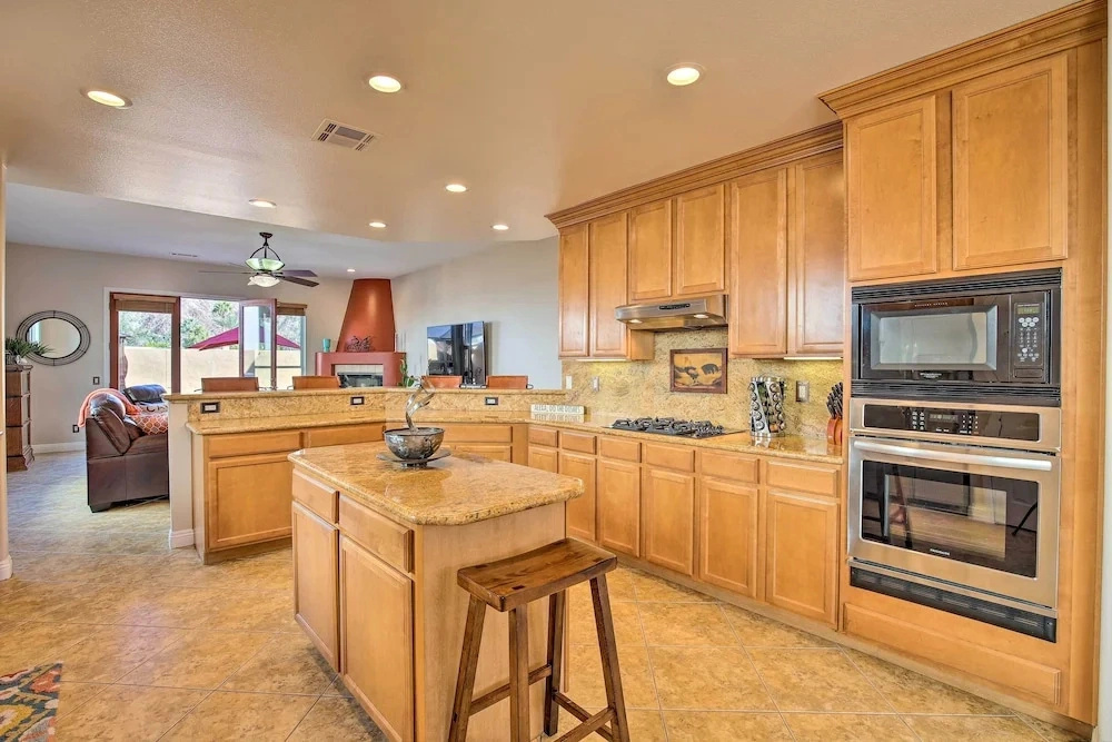 222396 3BR Escape w/ Fire Pit: 1 Mi to Old Town