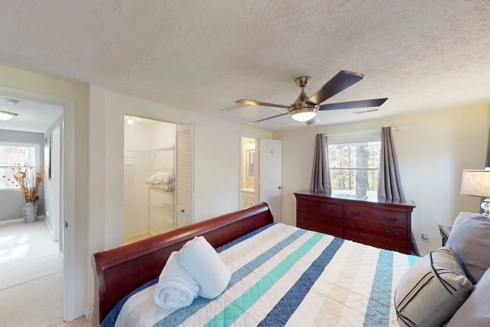 Lakeside Park - Spacious pet Friendly House W/hot Tub, Kayaks, air Hockey, Deck & Patio