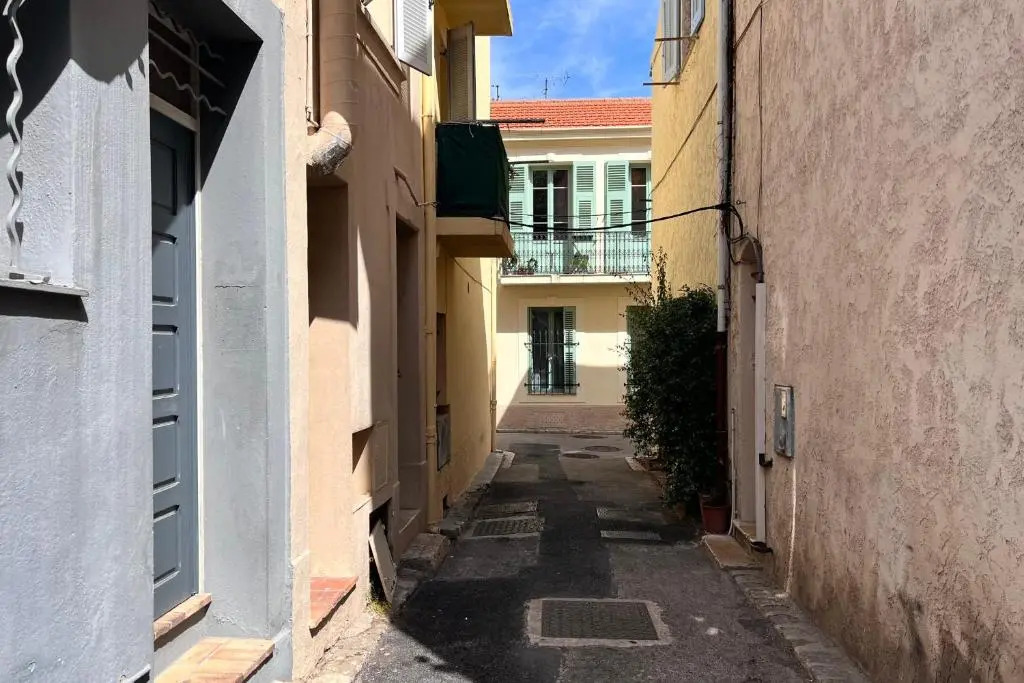 30m Studio in the heart of old Antibes wifi air conditioning