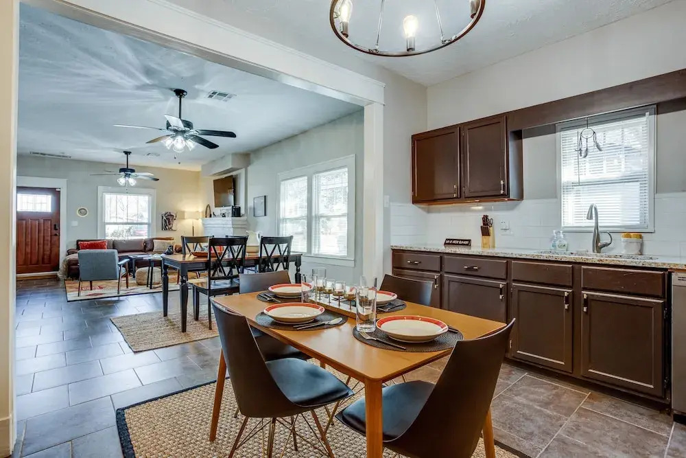 Chic Lawton Home, 5 Mins to Fort Sill