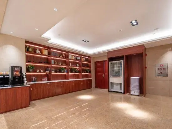 Golden Chau Apartment (Chaozhou Dongbao Plaza Zuoyicheng People's Square)