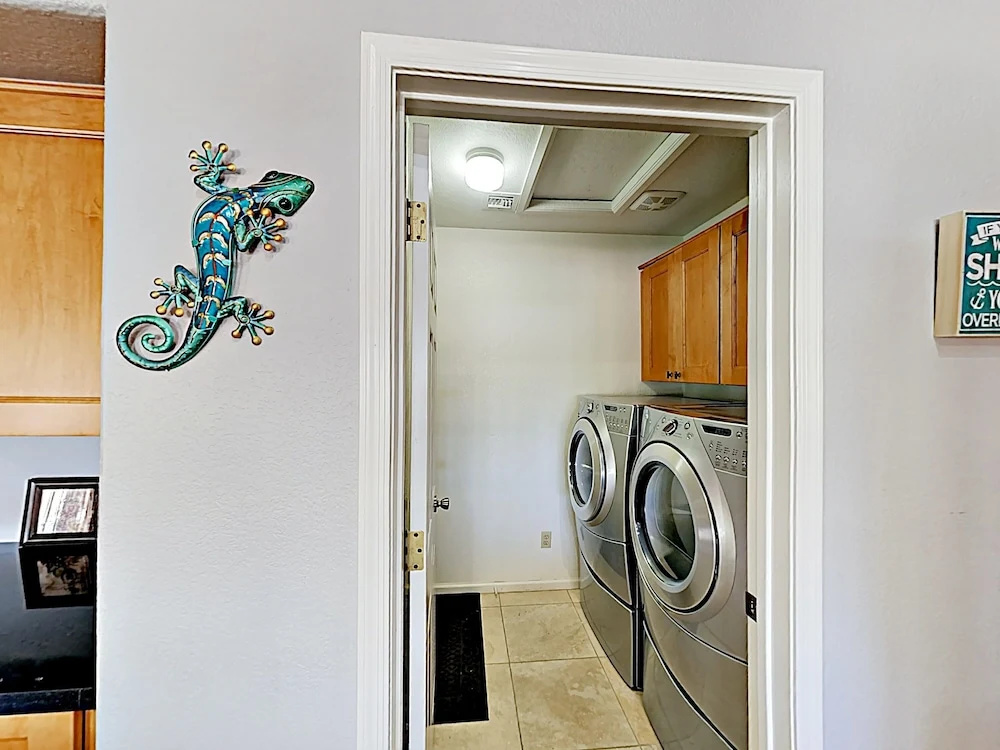 747 Phoenix - 4 Br Home