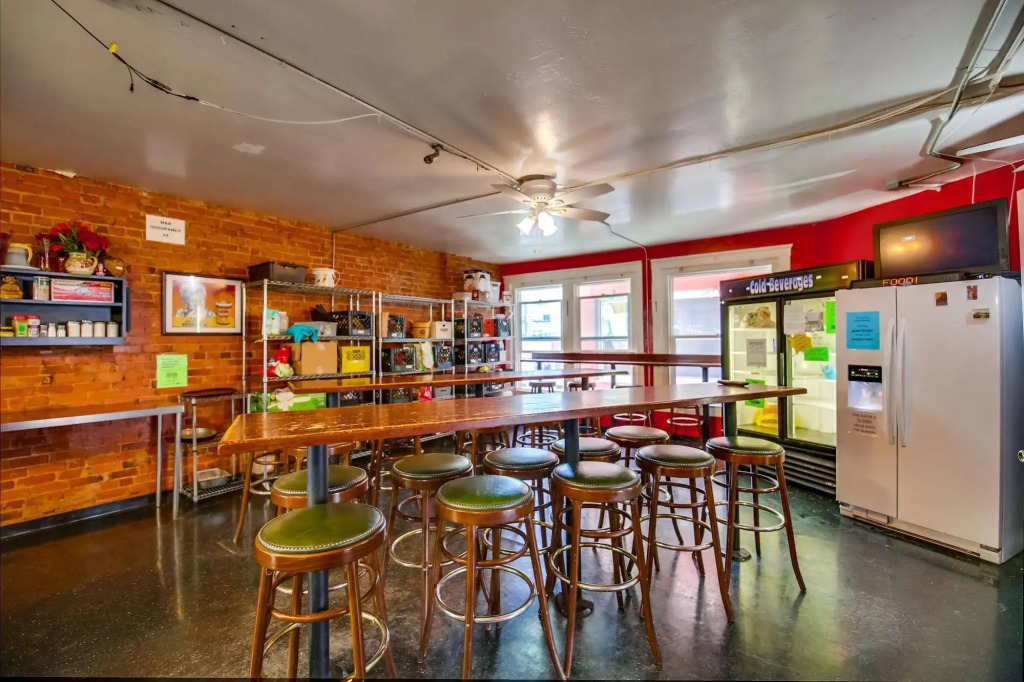 Lucky Ds Youth and Travelers Hostel